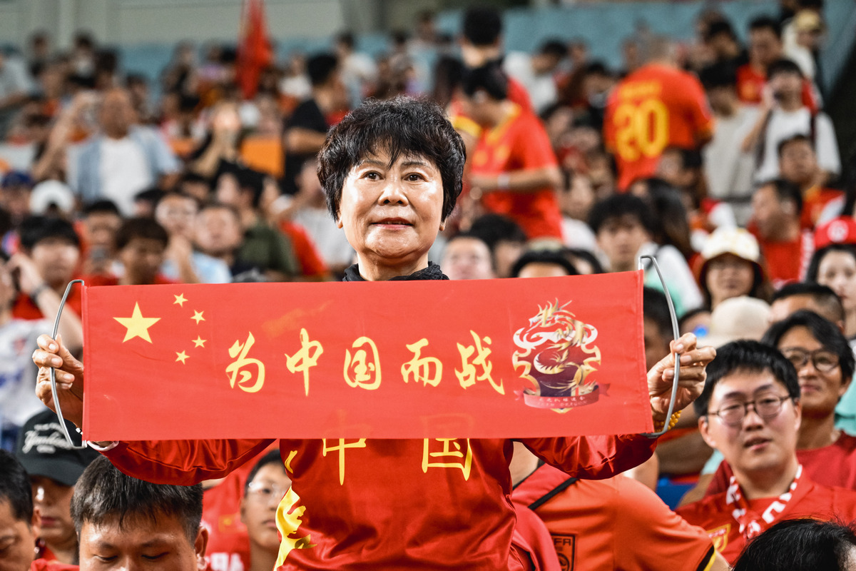 队员拼尽全力，为胜利拼搏努力